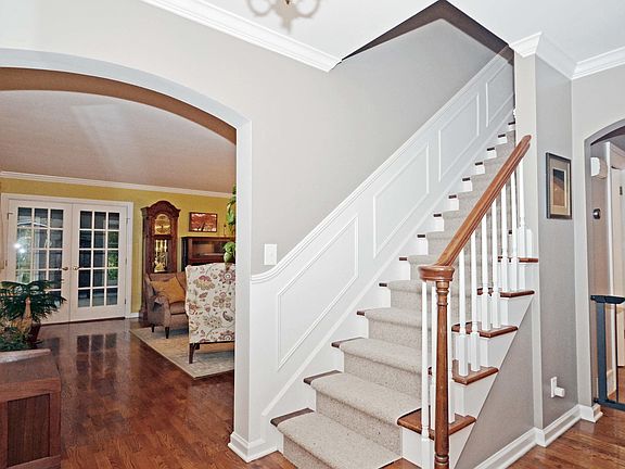 3rd image of 834 Rosewood Ave
