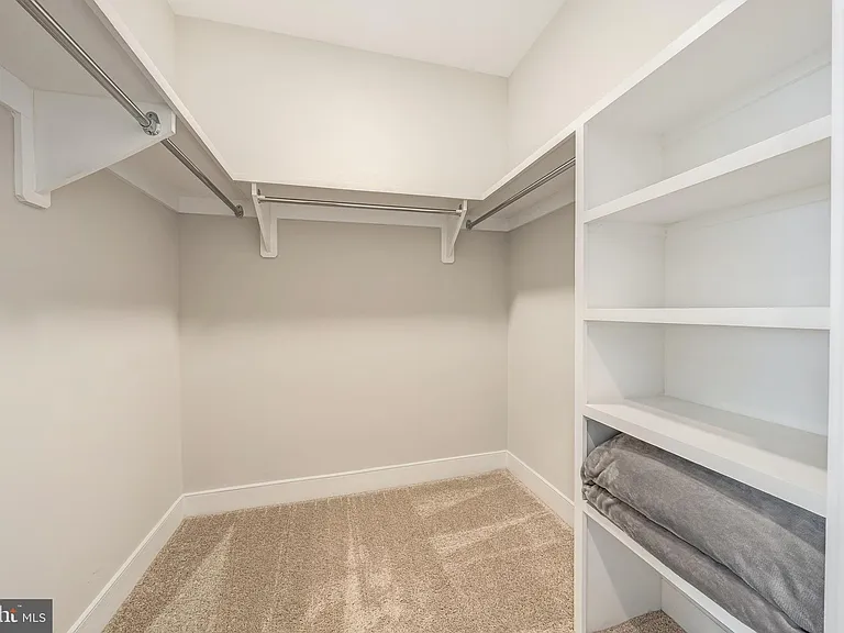 10326 Grosvenor Pl — Photo 36