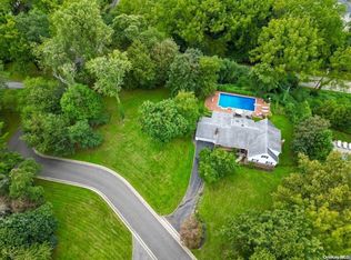 15 Club Ct, Roslyn, NY 11576