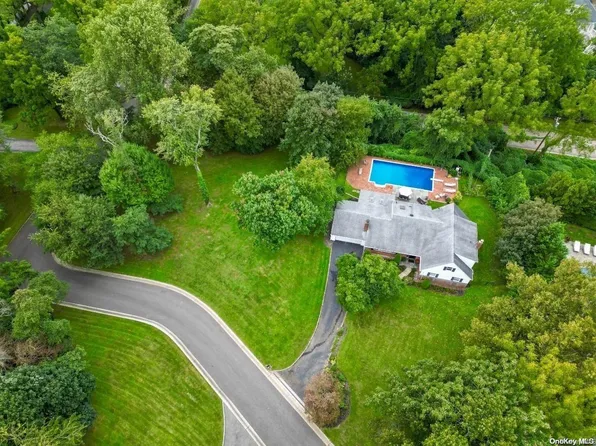 15 Club Court, Roslyn Harbor, NY 11576