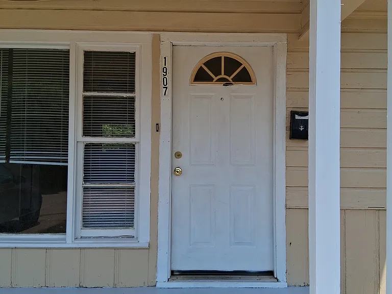1907 NW Hoover Ave — Photo 2