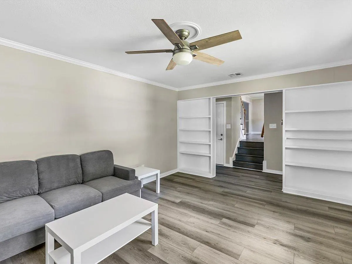 5 bed, 2183 sqft, $5,200 — Photo 4