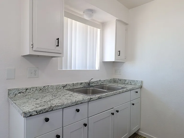 1620 N Beverly Ave #10 — Photo 1