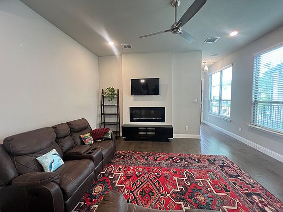 2nd image of 4275 Curtiss Dr