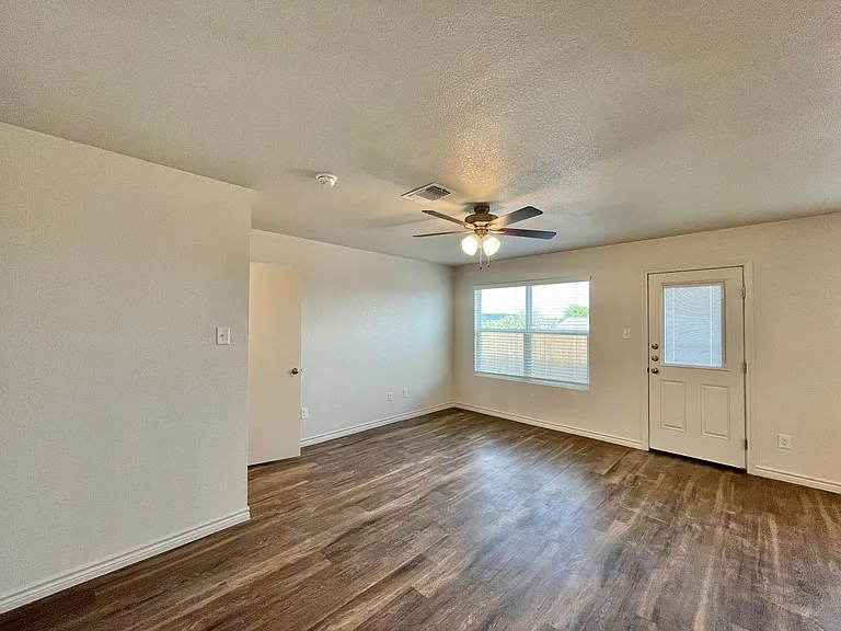 1708 Castroville Trl — Photo 7