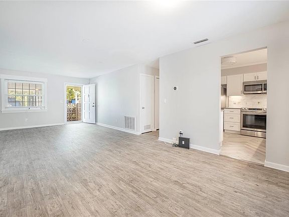3rd image of 15428 Bedford Cir W