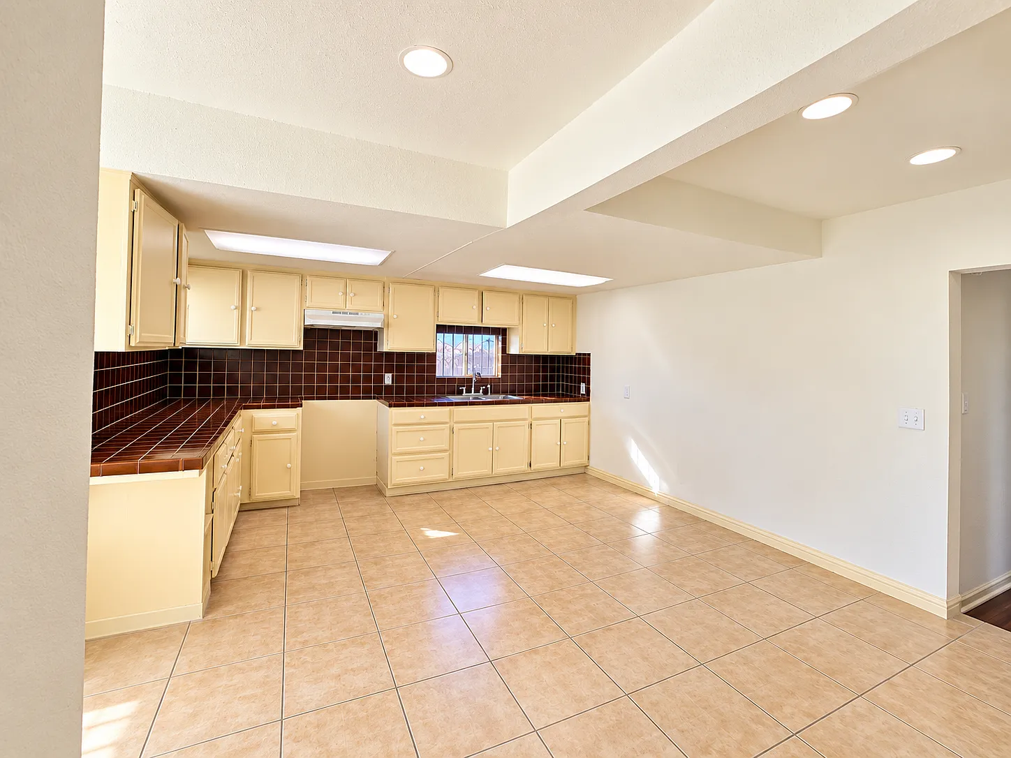 2 bed, 1500 sqft, $2,700 — Photo 3