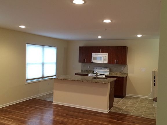 3rd image of 309 Suydam St APT 5