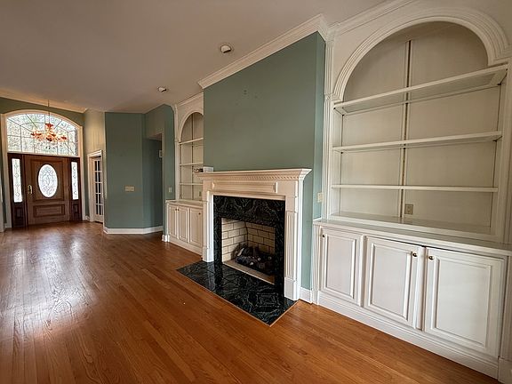 4th image of 1036 Lake Dr