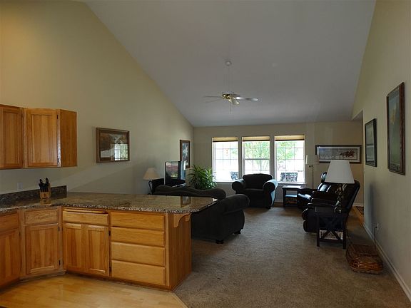 5th image of 402 S Daisy Ln