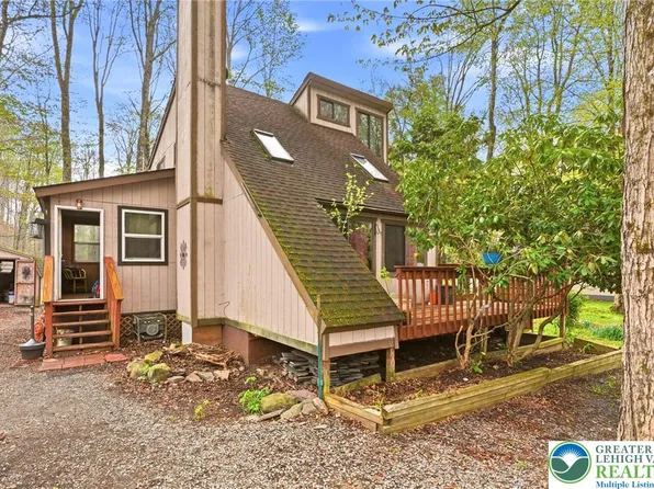 2219 Maple Leaf Ct, Pocono Lake, PA 18347