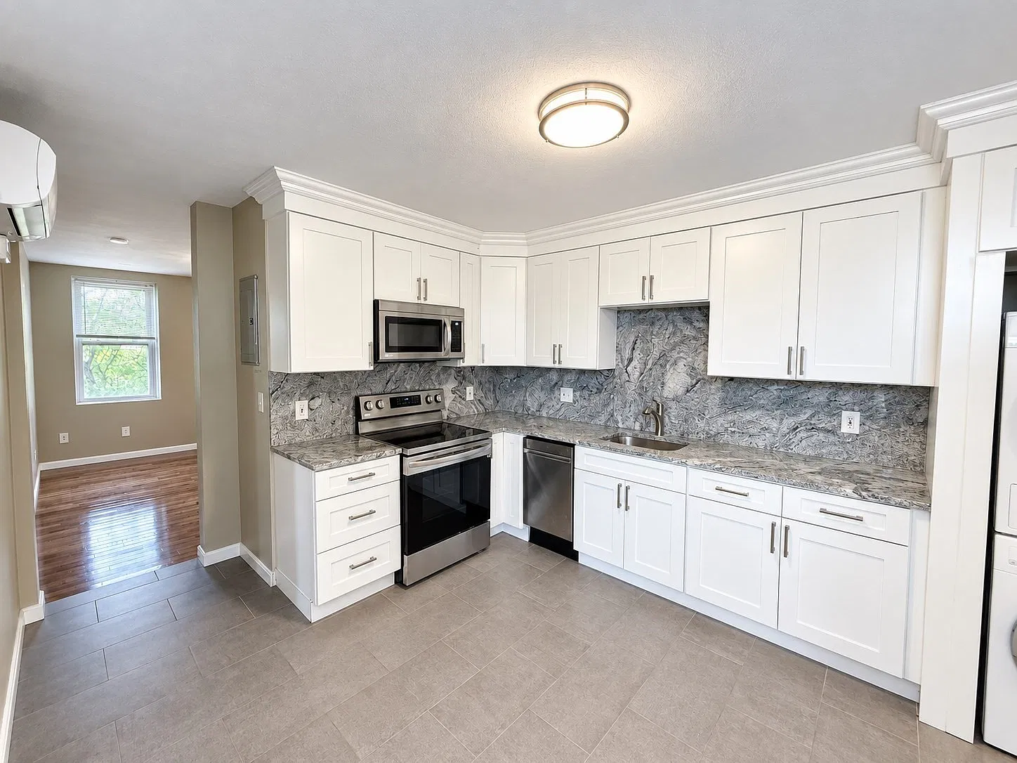2 bed, 1.0 bath, 650 sqft, $2,800 — Photo 2
