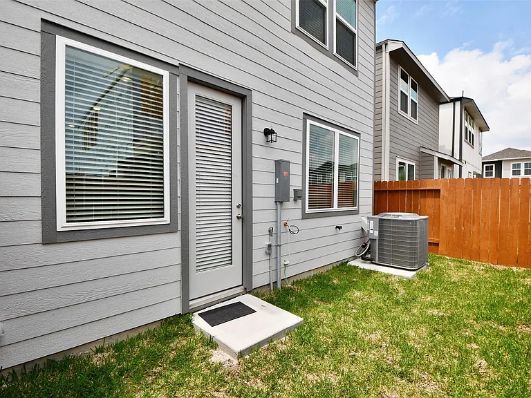 4212 Lyons Fall Dr — Photo 32