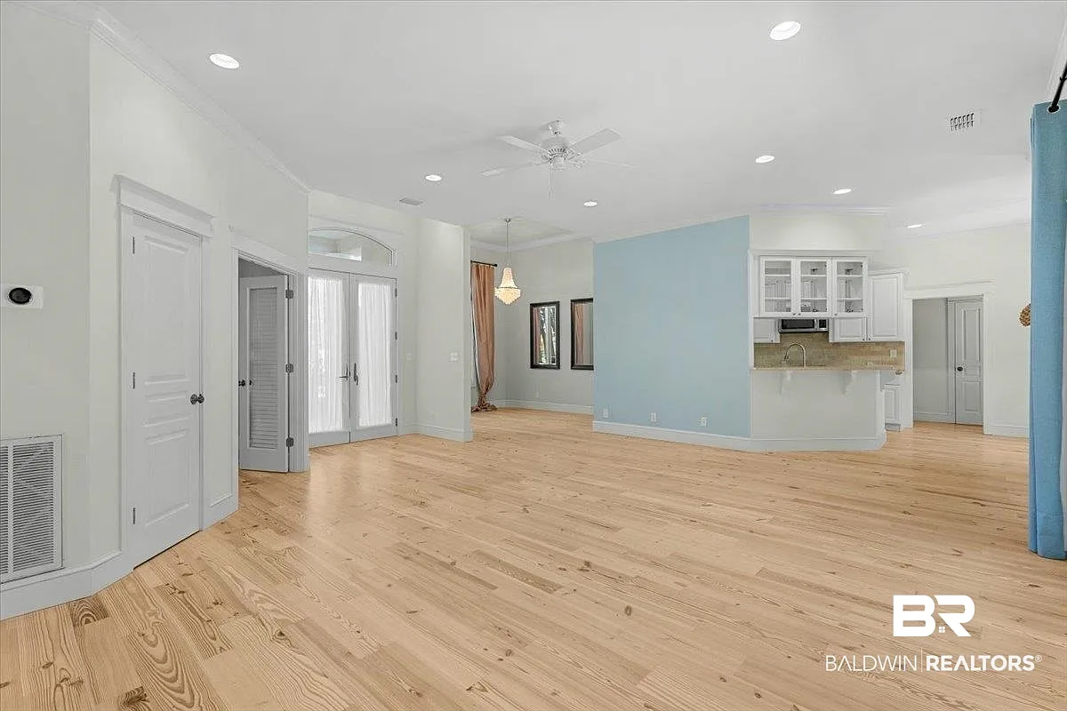 3 bed, 3.0 bath, 2011 sqft, $3,500 — Photo 4