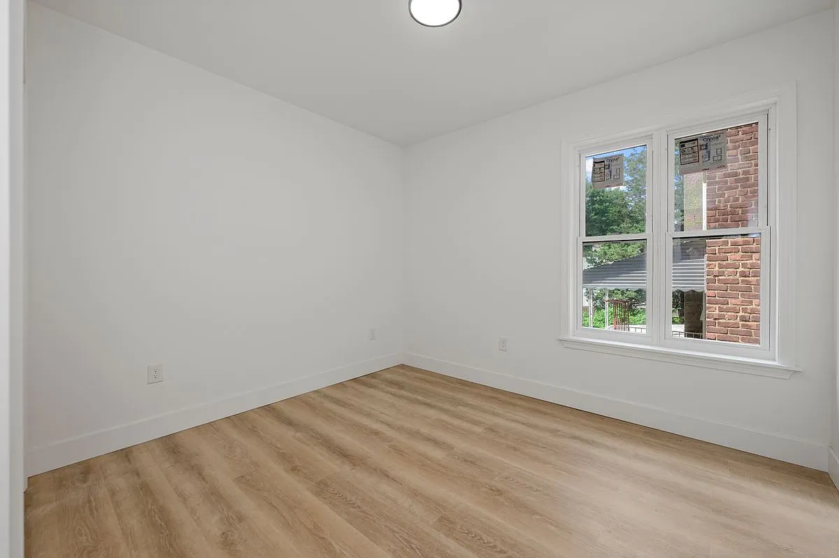 3 bed, 1.0 bath, 933 sqft, $3,600 — Photo 2