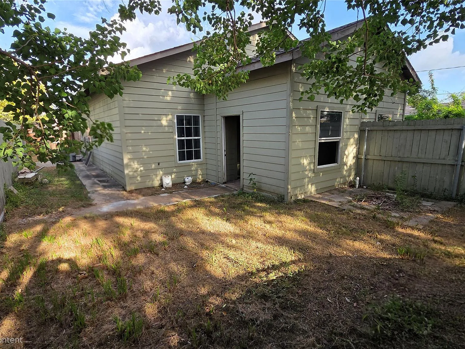 2 bed, 1.0 bath, 1872 sqft, $1,400 — Photo 3