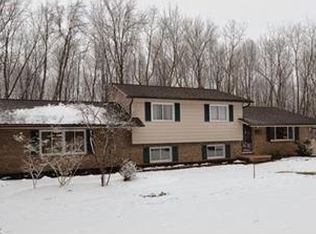 1379 Linger Dr, New Franklin, OH 44216
