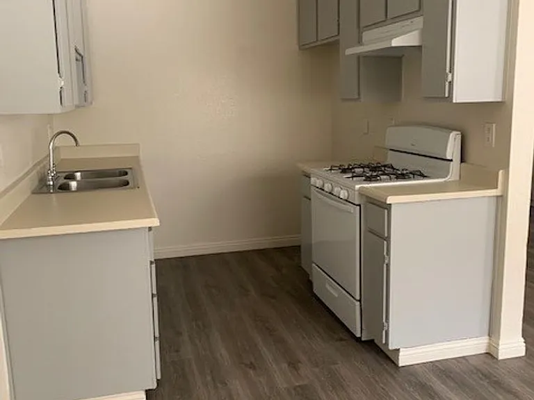 Laurel Canyon Apartments — Photo 40