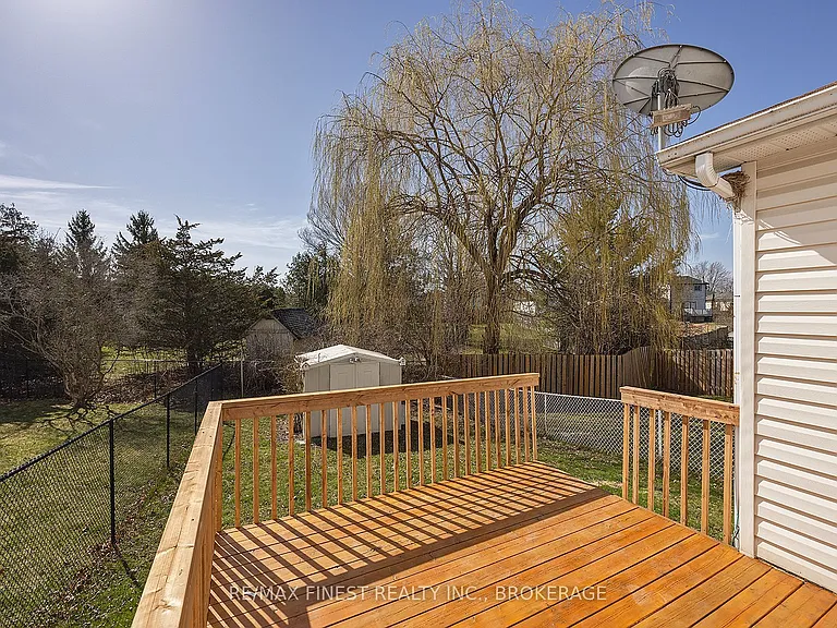 1256 Brackenwood Cres — Photo 38