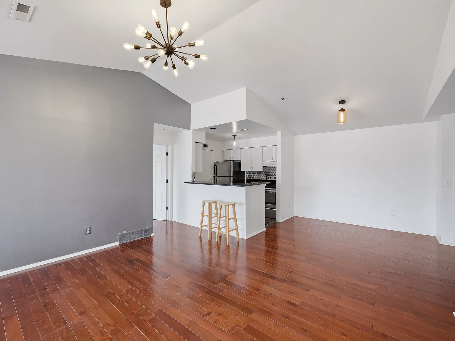 2 bed, 1000 sqft, $2,200 — Photo 4