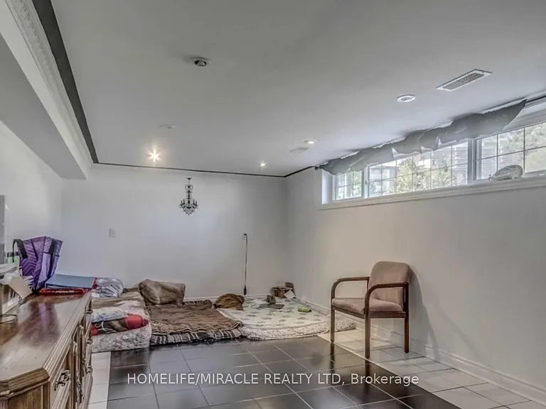 697 Brimorton Dr — Photo 4