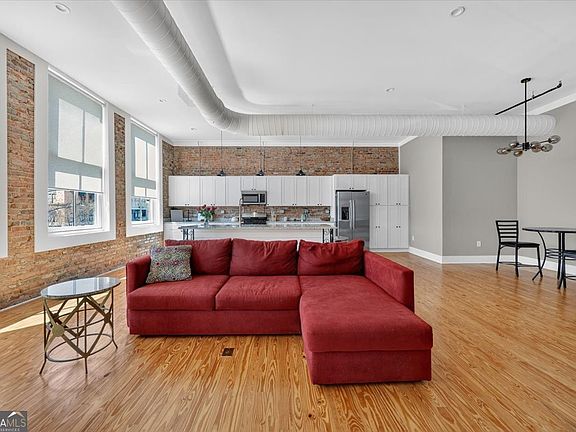 3rd image of 565 Poplar St
