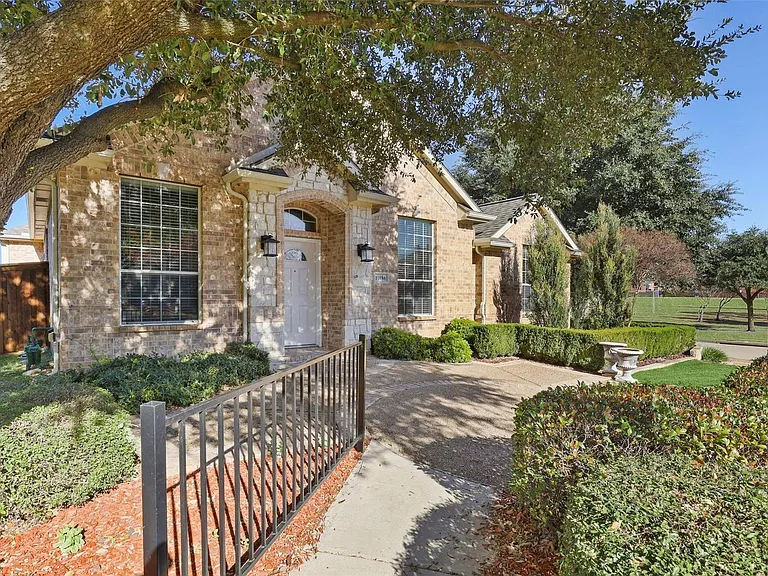 11086 Mansfield Dr — Photo 24