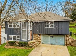 524 NW North Shore Dr, Lake Waukomis, MO 64151
