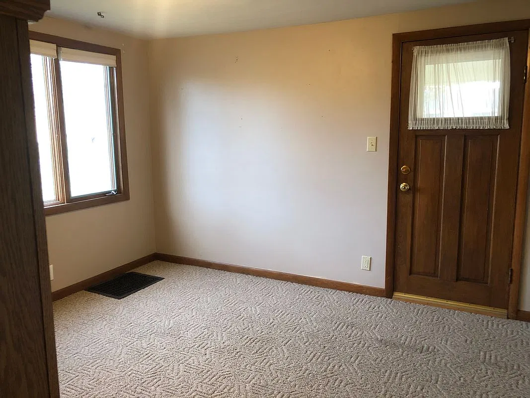 3 bed, 1.0 bath, 1090 sqft, $1,050 — Photo 2