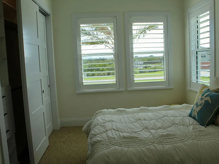224 N Riverside Dr — Photo 33