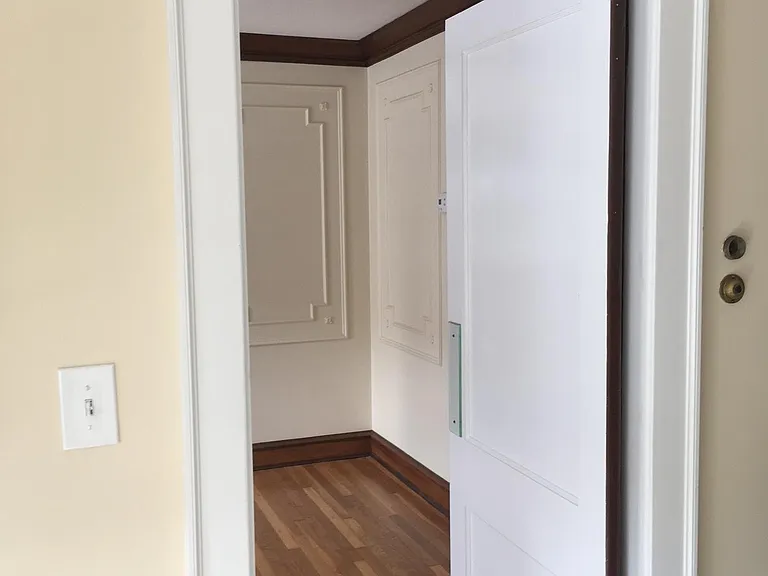 Door from kitchen in to dining room