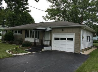 7619 Sunnydale Dr, Niagara Falls, NY 14304