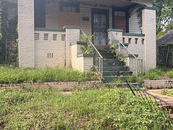 2nd image of 859 Hutchinson St