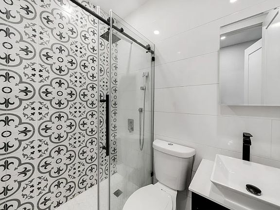 5th image of 992 Willoughby Ave APT 3L