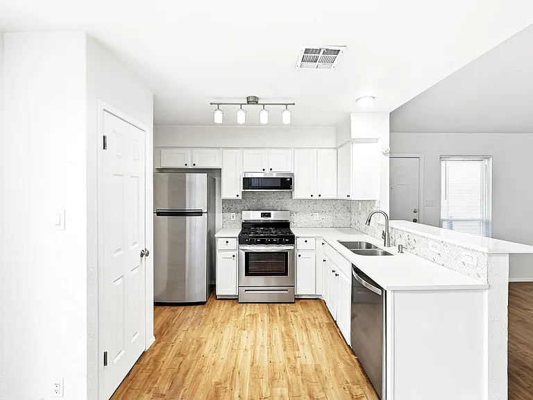 10604 Lanshire Dr #B — Photo 10