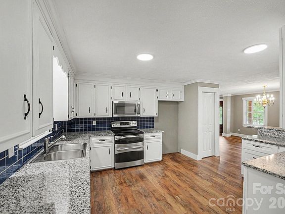 4th image of 1138 Graham St