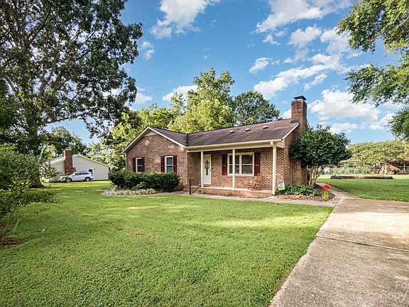 3rd image of 202 Dawn Dr