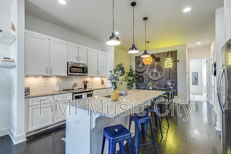 4 bed, 3.0 bath, 2195 sqft, $4,700 — Photo 4