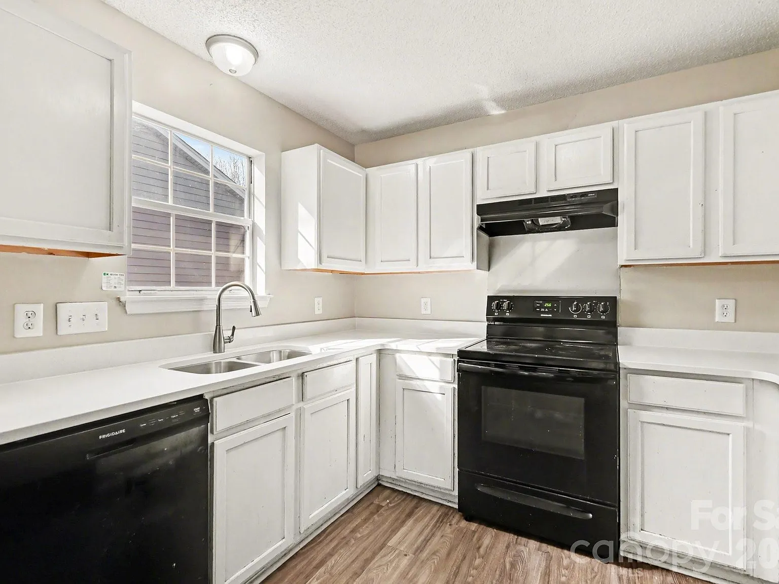 5 bed, 1848 sqft, $2,950 — Photo 2