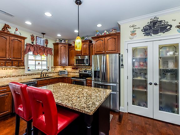 4th image of 128 Chelsea Ln