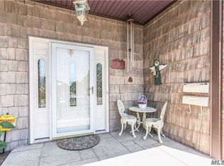 27 Arline Ln, East Islip, NY 11730