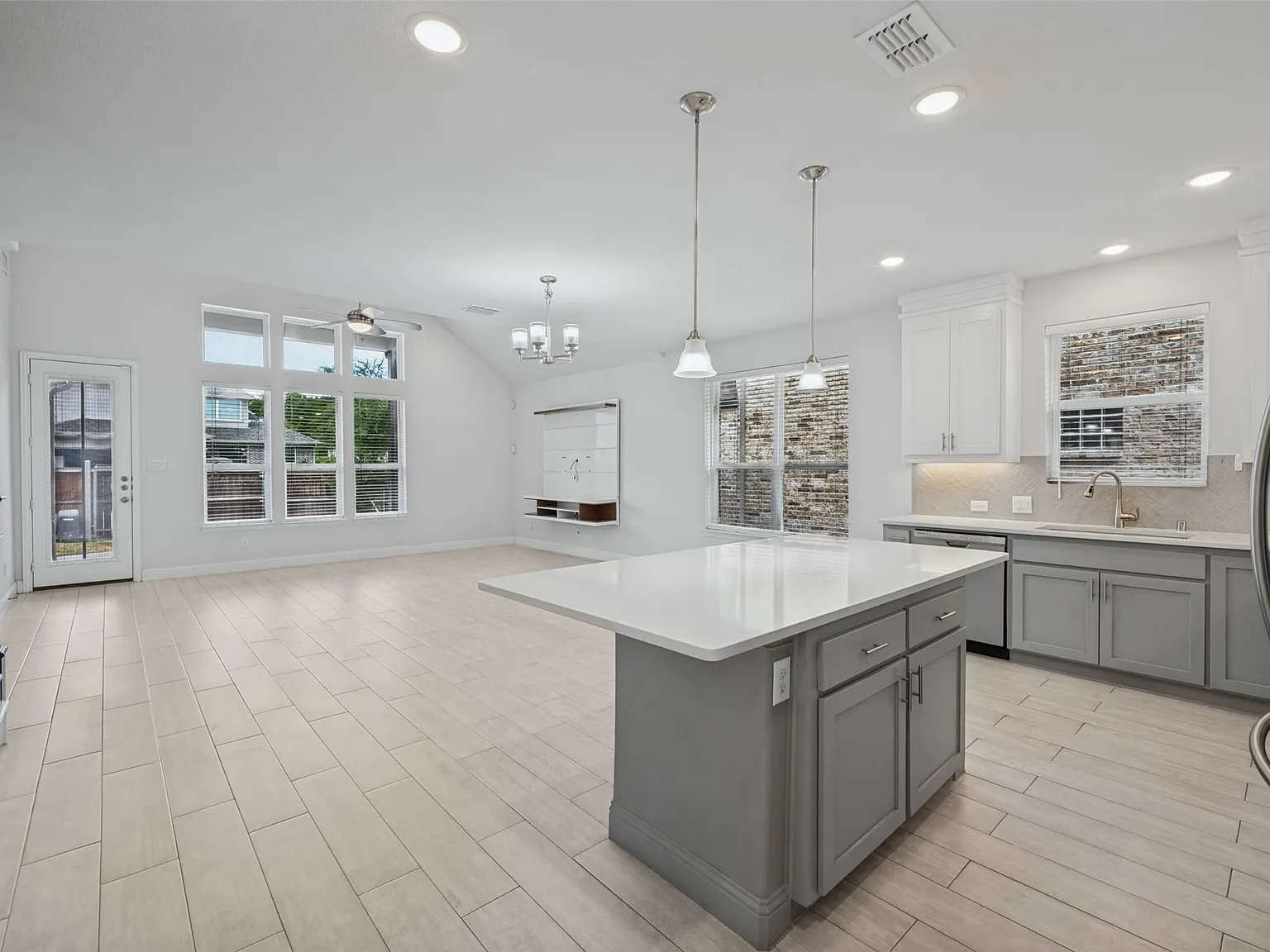 4 bed, 3.0 bath, 2671 sqft, $4,200 — Photo 4
