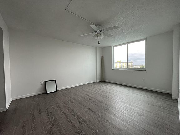 4th image of 919 Hillcrest Dr #714-1