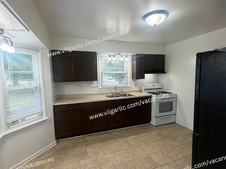 1353 Chase St — Photo 3