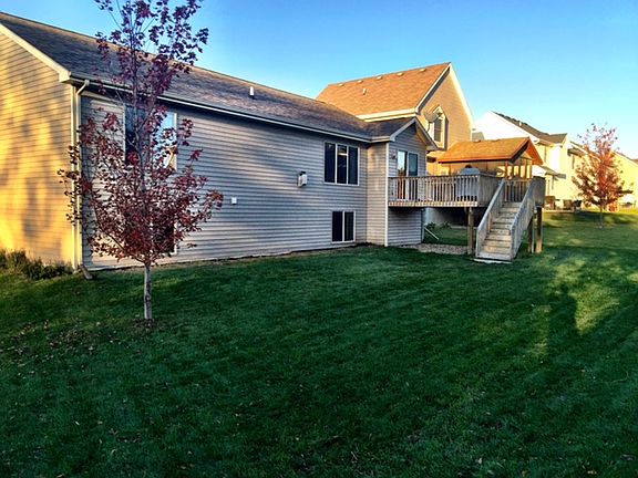 2nd image of 120 SE Hazelwood Dr