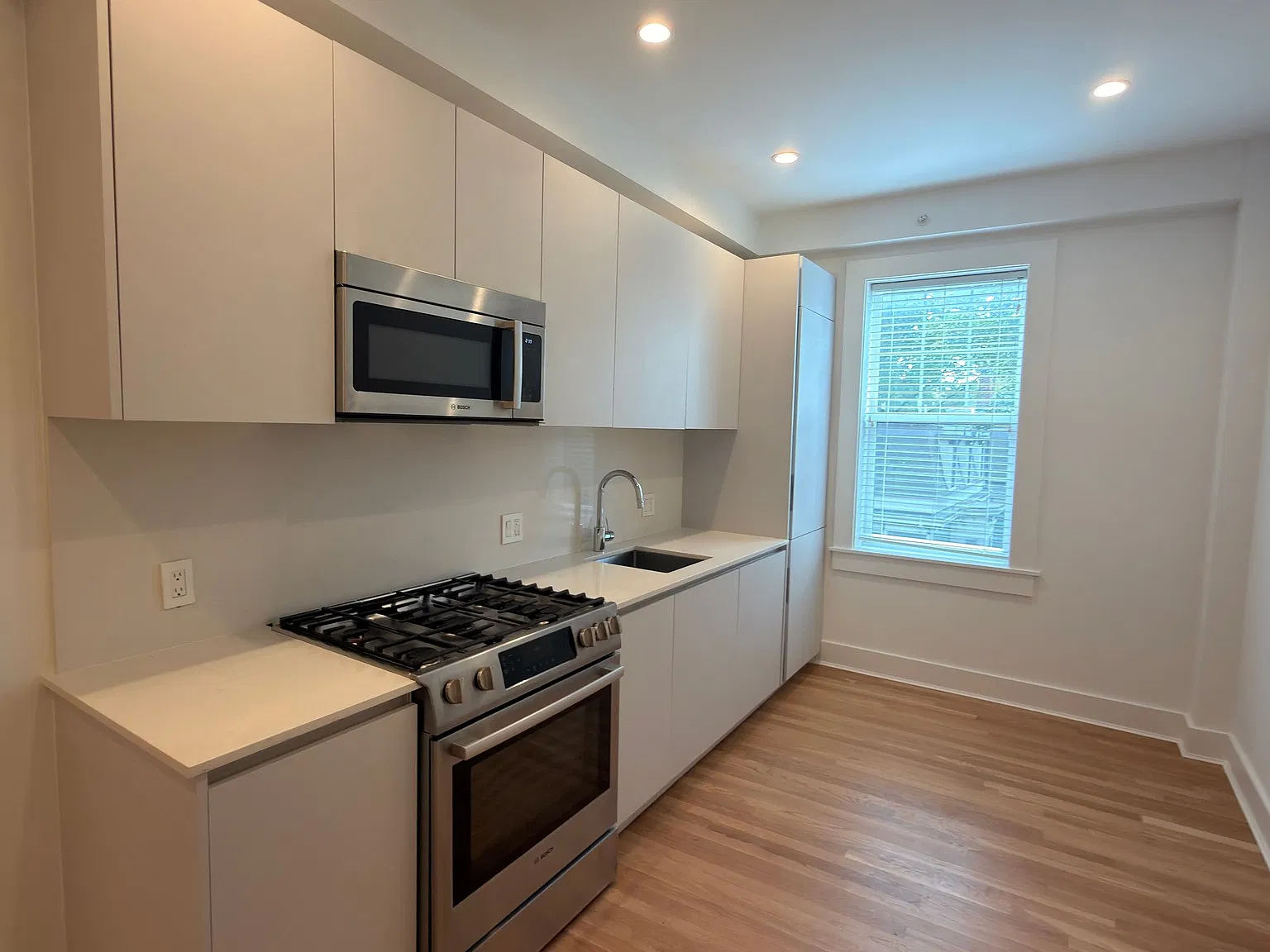 2 bed, 1.0 bath, 870 sqft, $3,700 — Photo 2