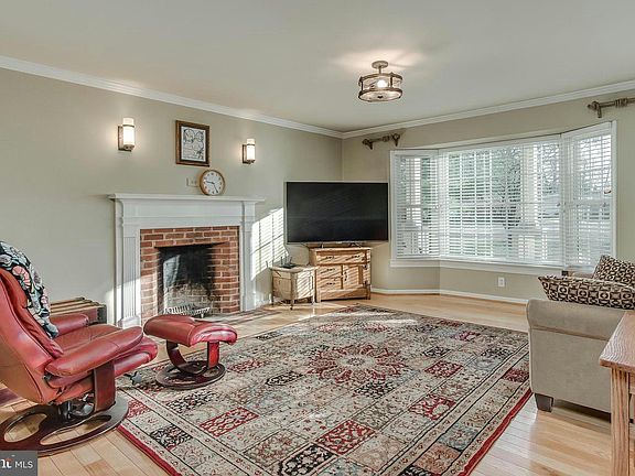 2nd image of 1918 Applewood Cir