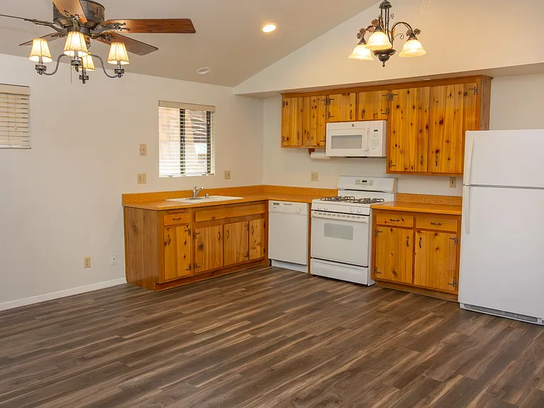 744 E Meadow Ln — Photo 4