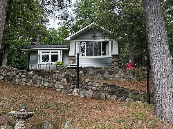 130 Hillcrest Ave, Harrison, MI 48625