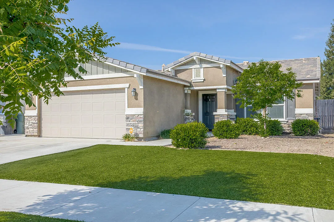 1643 N Grand Court photo 1